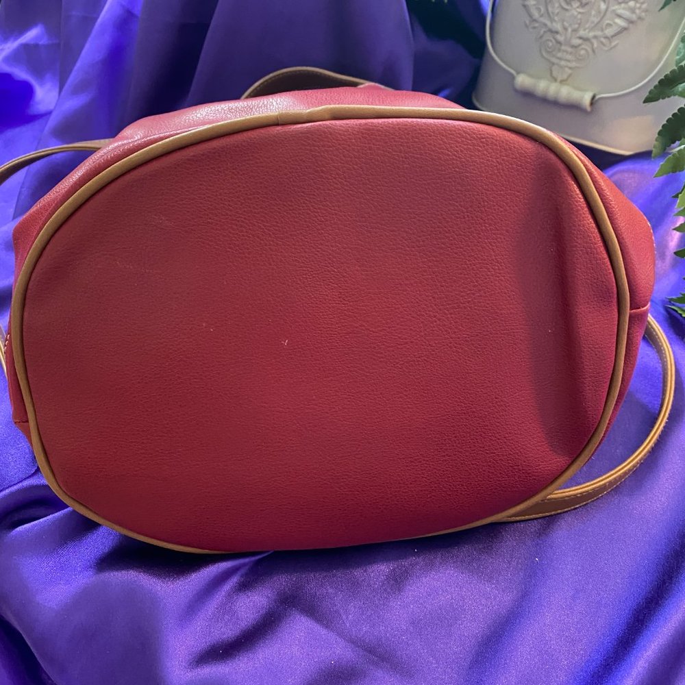 📌Liz Claiborne Great Locking Handbag space for a lot of stuff - Picture 5 of 14
